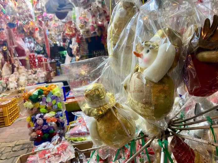 TPHCM: Không khí Noel đến sớm, thị trường đồ trang trí vắng khách- Ảnh 7.