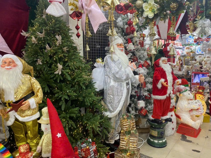 TPHCM: Không khí Noel đến sớm, thị trường đồ trang trí vắng khách- Ảnh 8.