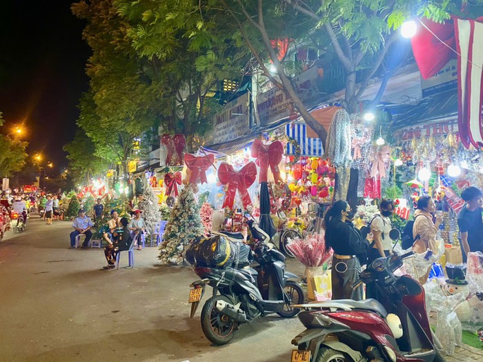 TPHCM: Không khí Noel đến sớm, thị trường đồ trang trí vắng khách- Ảnh 2.