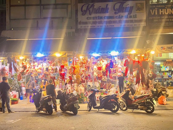 TPHCM: Không khí Noel đến sớm, thị trường đồ trang trí vắng khách- Ảnh 1.