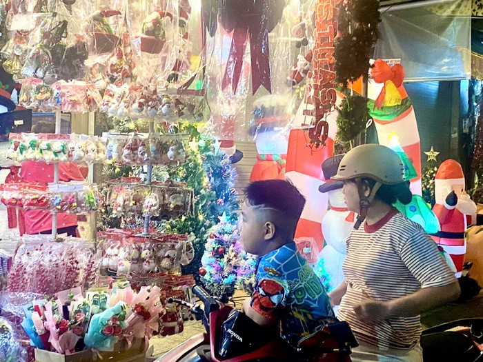 TPHCM: Không khí Noel đến sớm, thị trường đồ trang trí vắng khách- Ảnh 4.