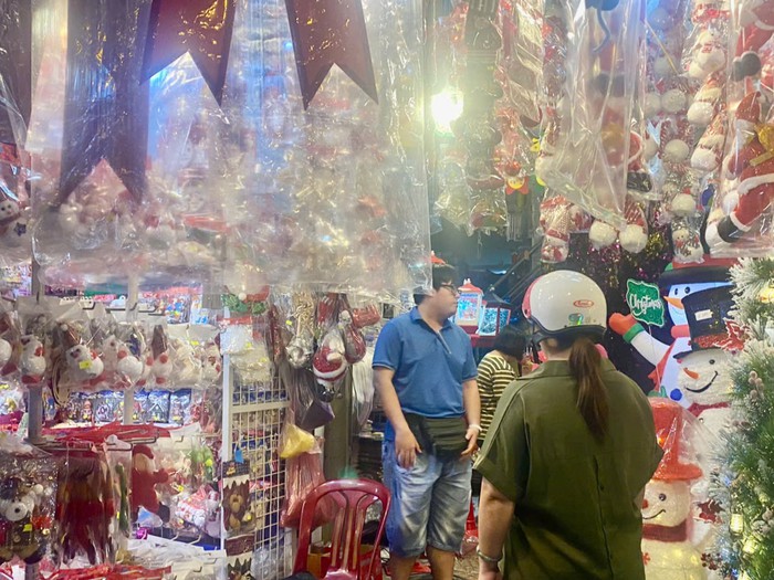 TPHCM: Không khí Noel đến sớm, thị trường đồ trang trí vắng khách- Ảnh 3.