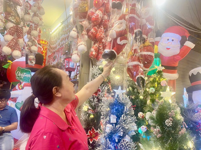 TPHCM: Không khí Noel đến sớm, thị trường đồ trang trí vắng khách- Ảnh 5.