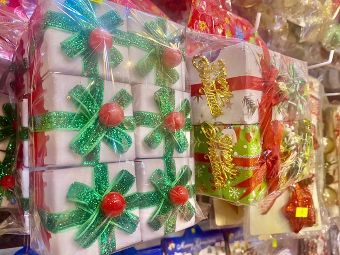 TPHCM: Không khí Noel đến sớm, thị trường đồ trang trí vắng khách- Ảnh 9.