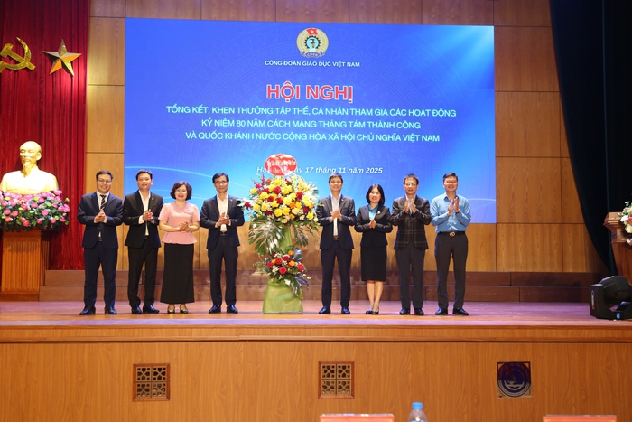 Biểu dương gần 200 thầy cô và sinh viên tham gia các hoạt động kỷ niệm A80- Ảnh 2. Biểu dương gần 200 thầy cô và sinh viên tham gia các hoạt động kỷ niệm A80- Ảnh 2.