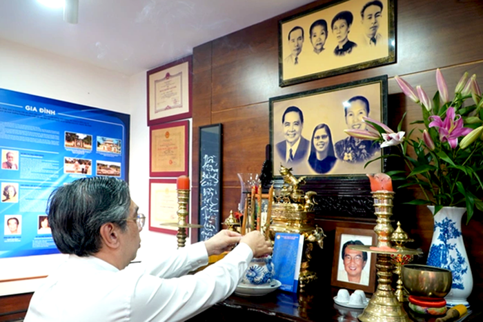 Lãnh đạo Thành ủy TPHCM thăm, tri ân cố kiến trúc sư Huỳnh Tấn Phát và cố bác sĩ Phùng Văn Cung- Ảnh 1.