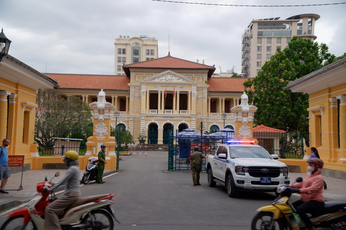 Trước cổng Tòa án Nhân dân TP.HCM vào thời gian phiên tòa đang diễn ra