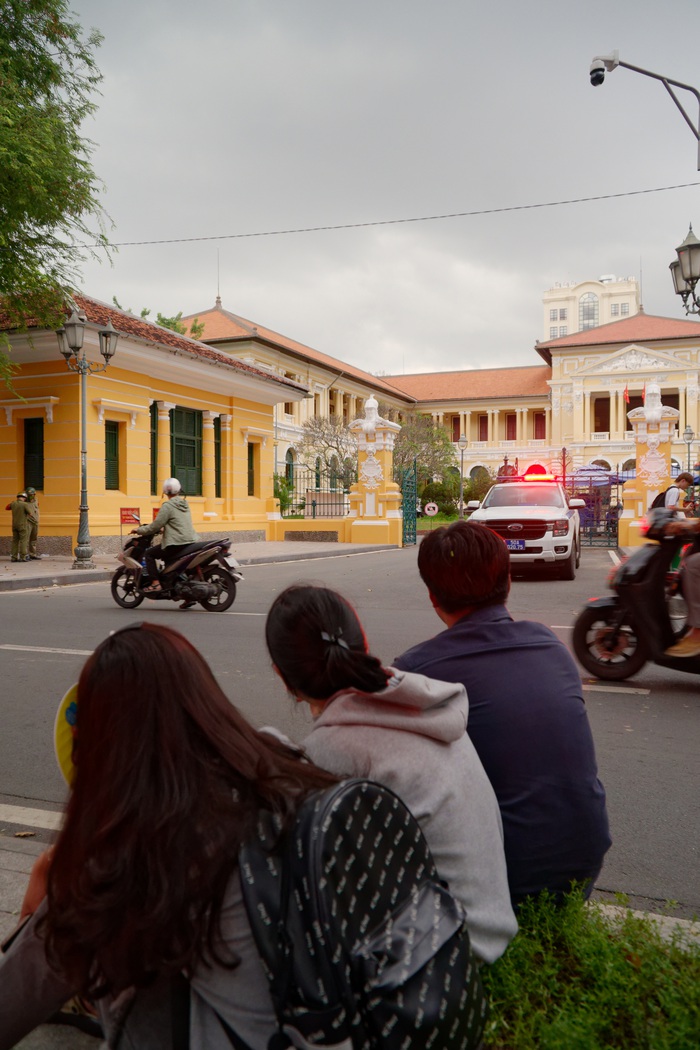 Mẹ Hoa hậu Thùy Tiên lặng lẽ dõi theo con trong xe bít bùng- Ảnh 4.