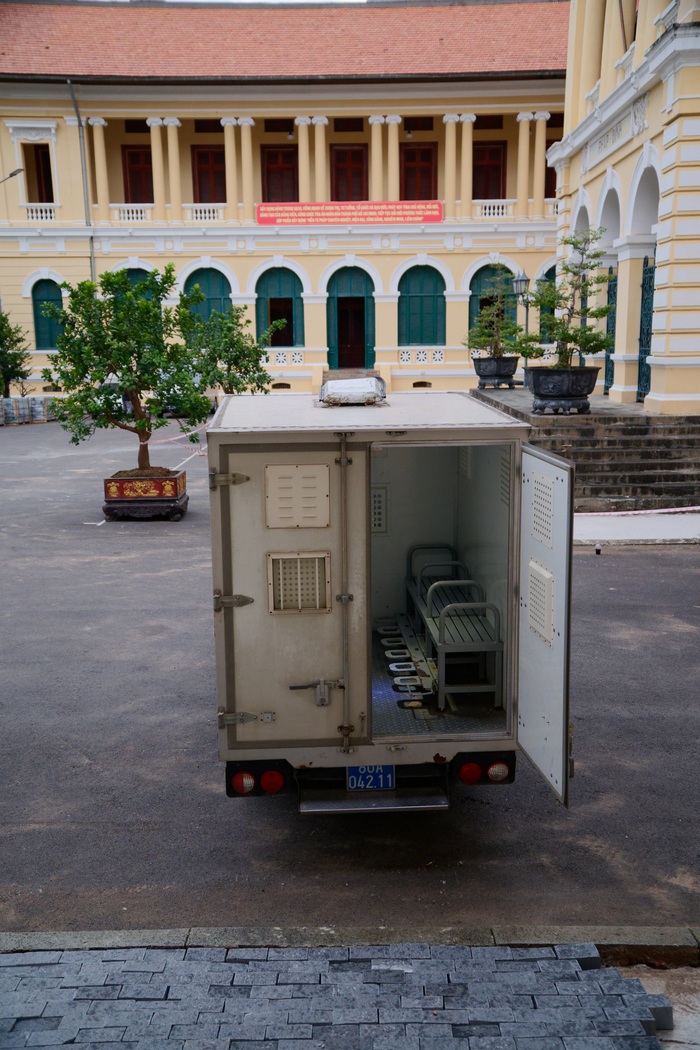 Mẹ Hoa hậu Thùy Tiên lặng lẽ dõi theo con trong xe bít bùng- Ảnh 7.