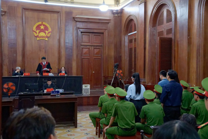 Mẹ Hoa hậu Thùy Tiên lặng lẽ dõi theo con trong xe bít bùng- Ảnh 5.