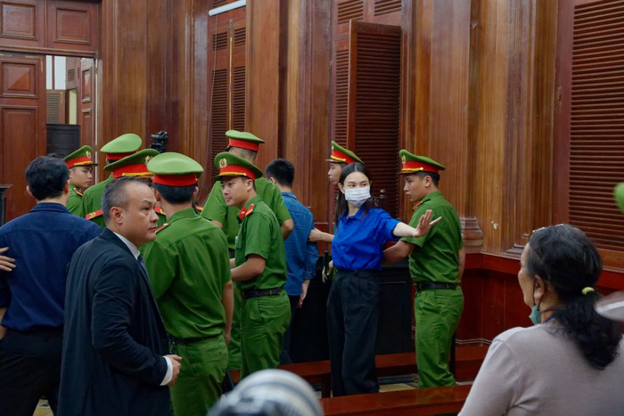 Mẹ Hoa hậu Thùy Tiên lặng lẽ dõi theo con trong xe bít bùng- Ảnh 6.