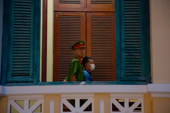 Mẹ Hoa hậu Thùy Tiên lặng lẽ dõi theo con trong xe bít bùng- Ảnh 8.