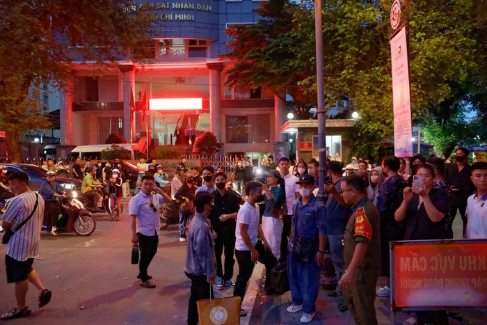 Mẹ Hoa hậu Thùy Tiên lặng lẽ dõi theo con trong xe bít bùng- Ảnh 10.