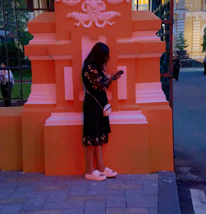 Mẹ Hoa hậu Thùy Tiên lặng lẽ dõi theo con trong xe bít bùng- Ảnh 11.