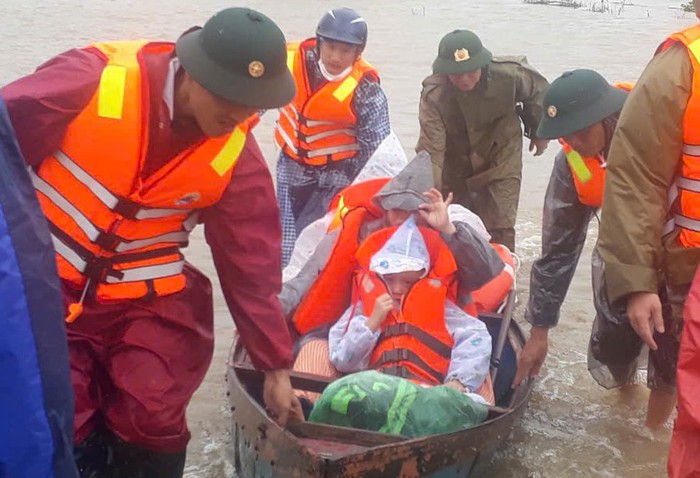 Đắk Lắk: Bộ đội Biên phòng khẩn trương sơ tán người dân và tài sản trong mưa lũ - Ảnh 1.