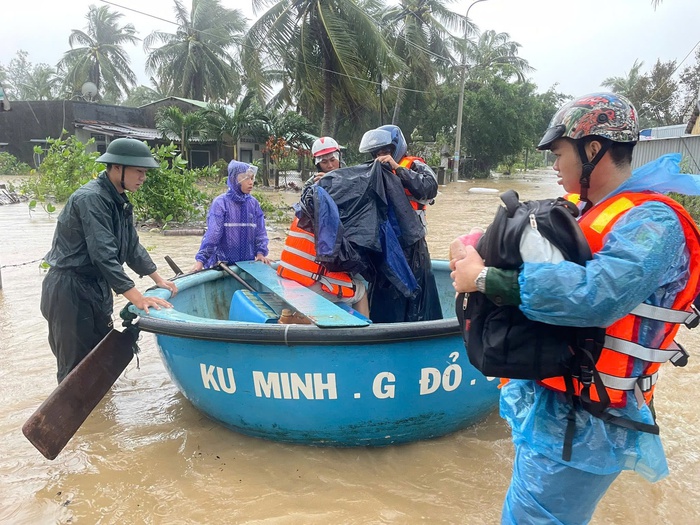 Đắk Lắk: Bộ đội Biên phòng khẩn trương sơ tán người dân và tài sản trong mưa lũ - Ảnh 3.