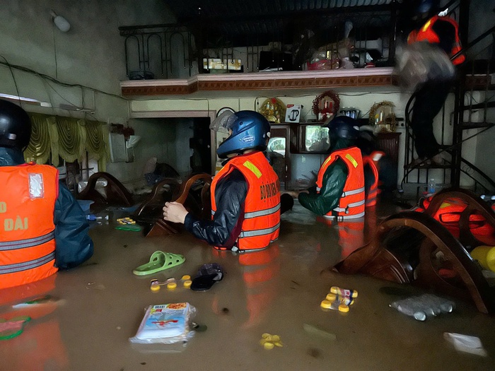 Đắk Lắk: Bộ đội Biên phòng khẩn trương sơ tán người dân và tài sản trong mưa lũ - Ảnh 5.