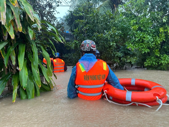 Đắk Lắk: Bộ đội Biên phòng khẩn trương sơ tán người dân và tài sản trong mưa lũ - Ảnh 2.