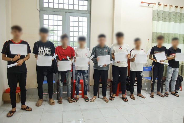 Dàn cảnh cướp điện thoại để xóa hình ảnh nhạy cảm của người tình, 10 đối tượng bị bắt- Ảnh 1. Dàn cảnh cướp điện thoại để xóa hình ảnh nhạy cảm của người tình, 10 đối tượng bị bắt- Ảnh 1.