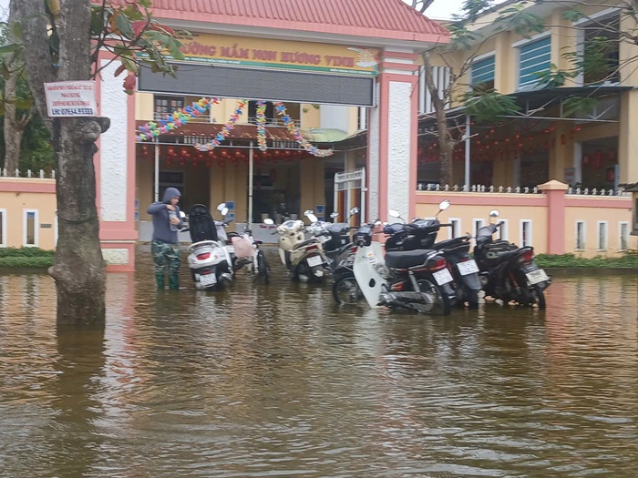 Hơn 700 ngôi nhà ở TP Huế vẫn bị ngập, nhiều tuyến phố phải di chuyển bằng thuyền- Ảnh 8. Hơn 700 ngôi nhà ở TP Huế vẫn bị ngập, nhiều tuyến phố phải di chuyển bằng thuyền- Ảnh 8.