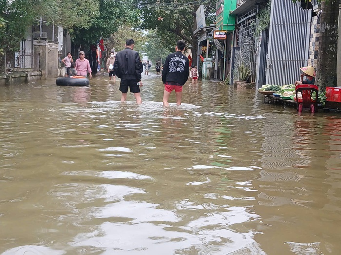 Hơn 700 ngôi nhà ở TP Huế vẫn bị ngập, nhiều tuyến phố phải di chuyển bằng thuyền- Ảnh 1. Hơn 700 ngôi nhà ở TP Huế vẫn bị ngập, nhiều tuyến phố phải di chuyển bằng thuyền- Ảnh 1.