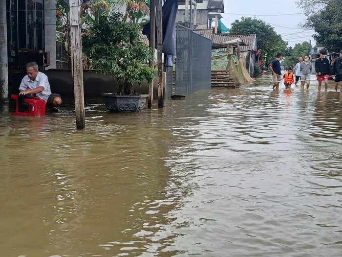 Hơn 700 ngôi nhà ở TP Huế vẫn bị ngập, nhiều tuyến phố phải di chuyển bằng thuyền- Ảnh 2. Hơn 700 ngôi nhà ở TP Huế vẫn bị ngập, nhiều tuyến phố phải di chuyển bằng thuyền- Ảnh 2.