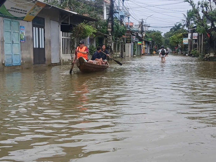 Hơn 700 ngôi nhà ở TP Huế vẫn bị ngập, nhiều tuyến phố phải di chuyển bằng thuyền- Ảnh 3. Hơn 700 ngôi nhà ở TP Huế vẫn bị ngập, nhiều tuyến phố phải di chuyển bằng thuyền- Ảnh 3.