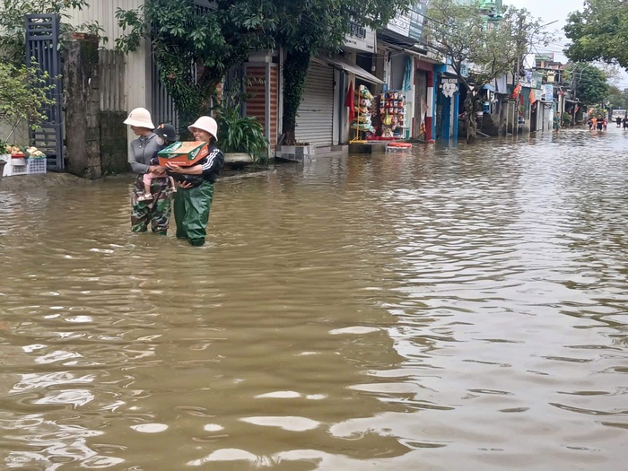 Hơn 700 ngôi nhà ở TP Huế vẫn bị ngập, nhiều tuyến phố phải di chuyển bằng thuyền- Ảnh 4. Hơn 700 ngôi nhà ở TP Huế vẫn bị ngập, nhiều tuyến phố phải di chuyển bằng thuyền- Ảnh 4.