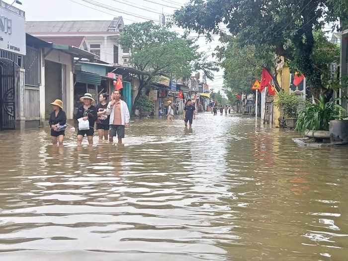 Hơn 700 ngôi nhà ở TP Huế vẫn bị ngập, nhiều tuyến phố phải di chuyển bằng thuyền- Ảnh 5. Hơn 700 ngôi nhà ở TP Huế vẫn bị ngập, nhiều tuyến phố phải di chuyển bằng thuyền- Ảnh 5.