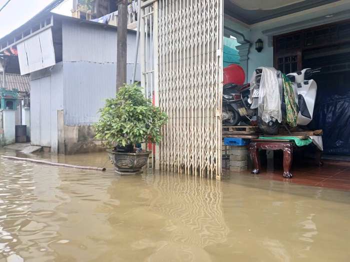 Hơn 700 ngôi nhà ở TP Huế vẫn bị ngập, nhiều tuyến phố phải di chuyển bằng thuyền- Ảnh 6. Hơn 700 ngôi nhà ở TP Huế vẫn bị ngập, nhiều tuyến phố phải di chuyển bằng thuyền- Ảnh 6.