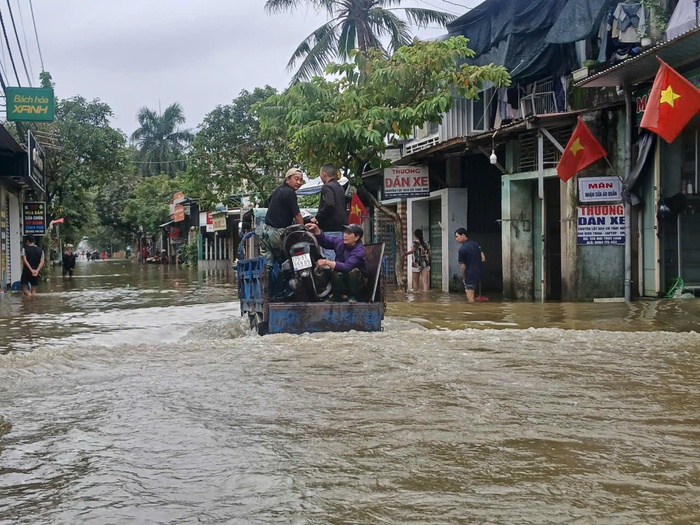 Hơn 700 ngôi nhà ở TP Huế vẫn bị ngập, nhiều tuyến phố phải di chuyển bằng thuyền- Ảnh 7. Hơn 700 ngôi nhà ở TP Huế vẫn bị ngập, nhiều tuyến phố phải di chuyển bằng thuyền- Ảnh 7.