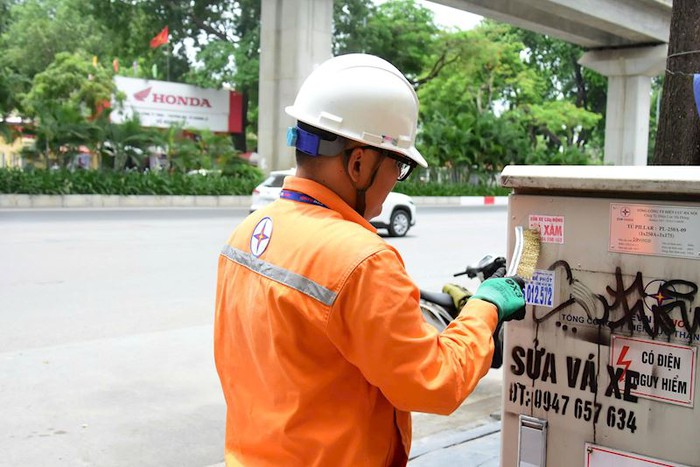 Tủ điện, trạm biến áp thành nơi dán quảng cáo, rao vặt: Hiểm họa về an toàn điện- Ảnh 1. Tủ điện, trạm biến áp thành nơi dán quảng cáo, rao vặt: Hiểm họa về an toàn điện- Ảnh 1.