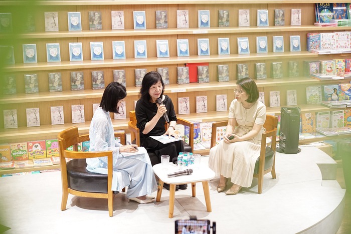 Nhà văn Shin Kyung Sook vừa đến Hà Nội giao lưu với bạn đọc Việt Nam - Ảnh: Nhã Nam