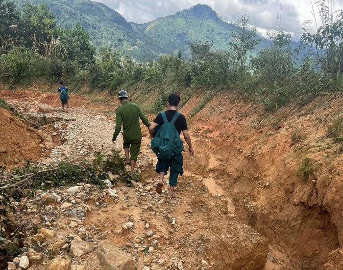 Đà Nẵng: Xúc động hình ảnh Công an xã lội bùn khiêng bà bầu đi sinh nở kịp thời- Ảnh 1. Đà Nẵng: Xúc động hình ảnh Công an xã lội bùn khiêng bà bầu đi sinh nở kịp thời- Ảnh 1.