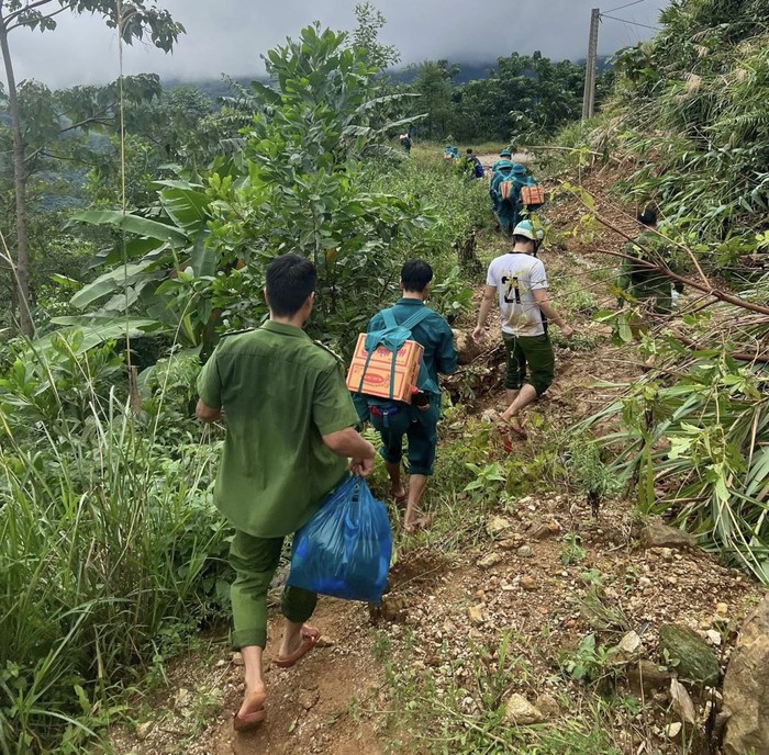 Đà Nẵng: Xúc động hình ảnh Công an xã lội bùn khiêng bà bầu đi sinh nở kịp thời- Ảnh 2. Đà Nẵng: Xúc động hình ảnh Công an xã lội bùn khiêng bà bầu đi sinh nở kịp thời- Ảnh 2.