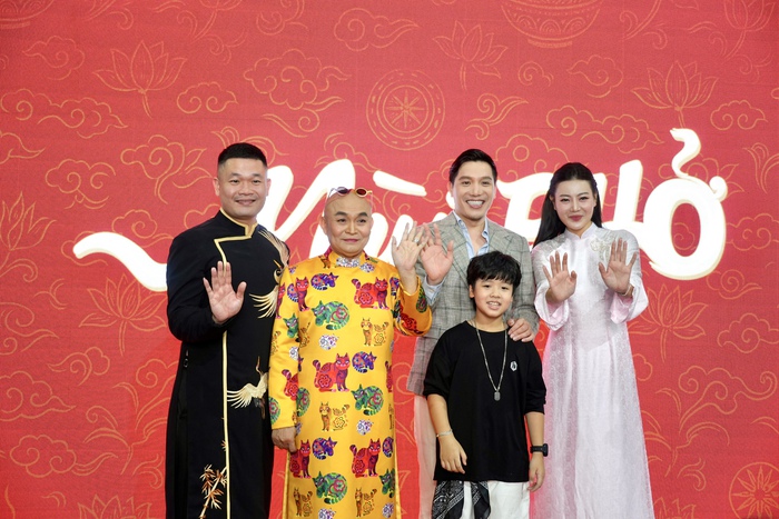 Nghệ sĩ Xuân Hinh cùng ê kíp phim "Mùi phở"