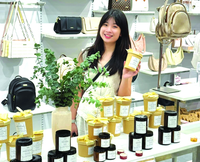 Nguyễn Hoàn Lê Vy với các sản phẩm khởi nghiệp