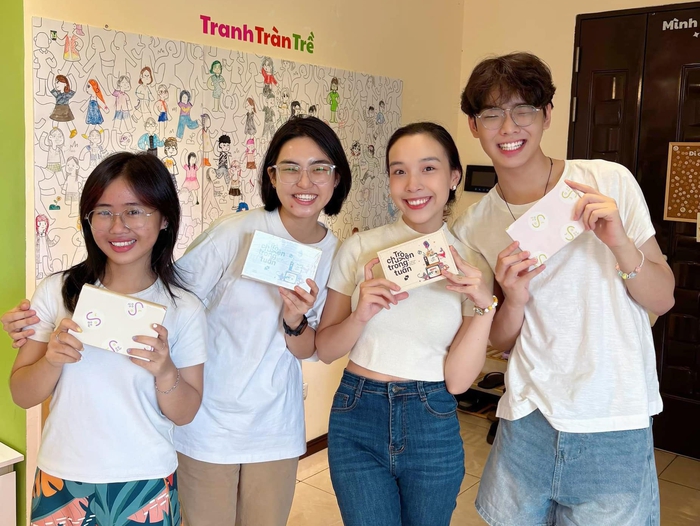 Đào Hải Nhật Tân (thứ hai từ phải qua) cùng các cộng sự phối hợp tổ chức nhiều hoạt động liên quan đến sức khoẻ tinh thần