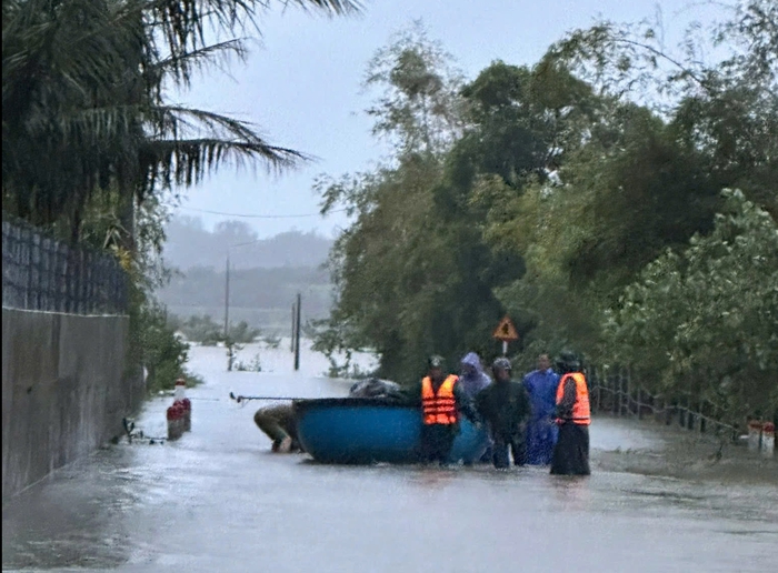 Bộ đội Biên phòng Đắk Lắk hỗ trợ sản phụ và hơn 1 nghìn người dân di dời khỏi vùng ngập lụt - Ảnh 1.