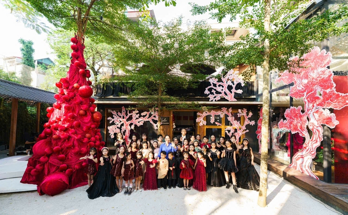 Dàn mẫu nhí trình diễn tại "Whisper of Seasons"