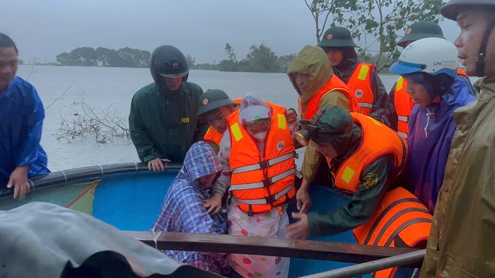 Bộ đội Biên phòng Đắk Lắk hỗ trợ sản phụ và hơn 1 nghìn người dân di dời khỏi vùng ngập lụt - Ảnh 3.