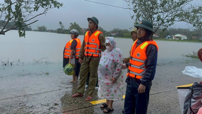 Bộ đội Biên phòng Đắk Lắk hỗ trợ sản phụ và hơn 1 nghìn người dân di dời khỏi vùng ngập lụt - Ảnh 2.