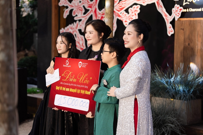 Đại diện chương trình trao tặng số tiền đấu giá bà Dương Thị Bích Diệp – Chủ tịch Quỹ Vì trẻ em khuyết tật Việt Nam