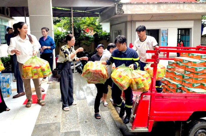 Hội LHPN tỉnh Đắk Lắk chung tay gửi 2.250 suất quà đến người dân bị cô lập do lũ - Ảnh 2.