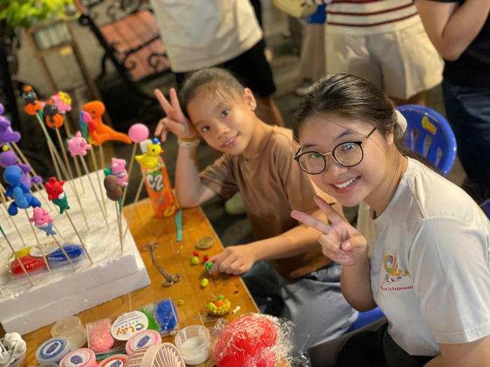 Các bạn trẻ tham gia nặn tò he trong Ngày hội - Ảnh: BTC