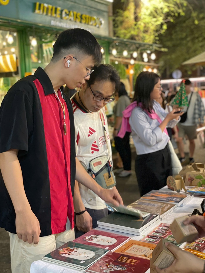 Bạn trẻ lựa chọn các đầu sách nổi bật tại Ngày hội. Ảnh: BTC