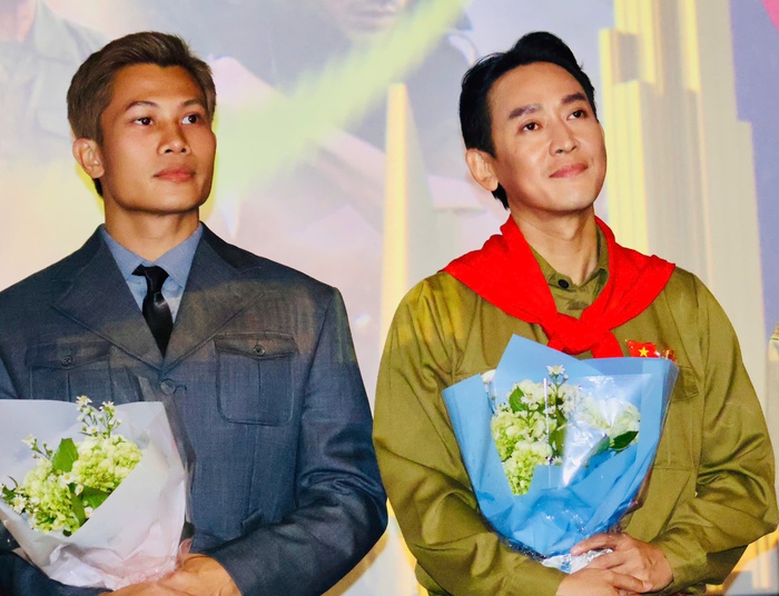 Diễn viên Phương Nam (trái) và diễn viên Hứa Vĩ Văn xuất hiện tại buổi chiếu phim Mưa đỏ. Ảnh: Hồ Lam