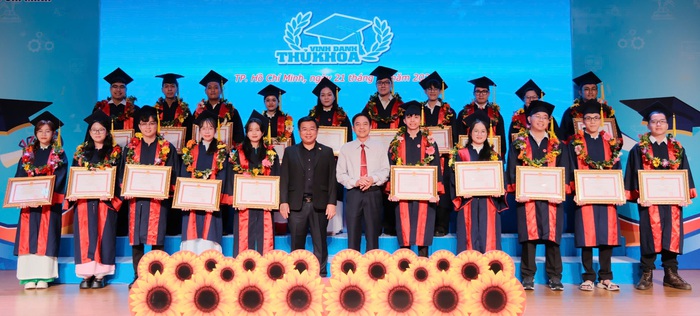 Hơn 50% thủ khoa được TPHCM vinh danh là nữ- Ảnh 5. Hơn 50% thủ khoa được TPHCM vinh danh là nữ- Ảnh 5.