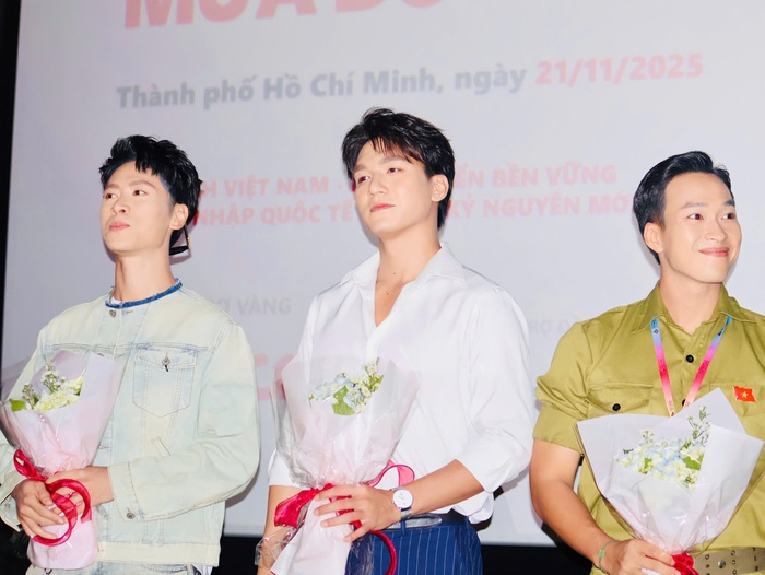 Diễn viên Đỗ Nhật Hoàng (áo trắng, giữa) đóng chính phim Mưa đỏ. Ảnh: Hồ Lam