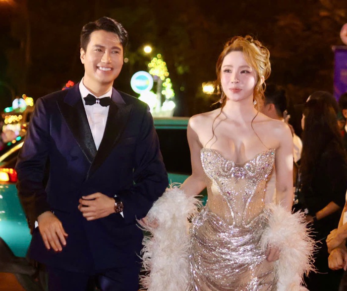 NSƯT Việt Anh, Quỳnh Nga trên thảm đỏ. Ảnh: Hồ Lam